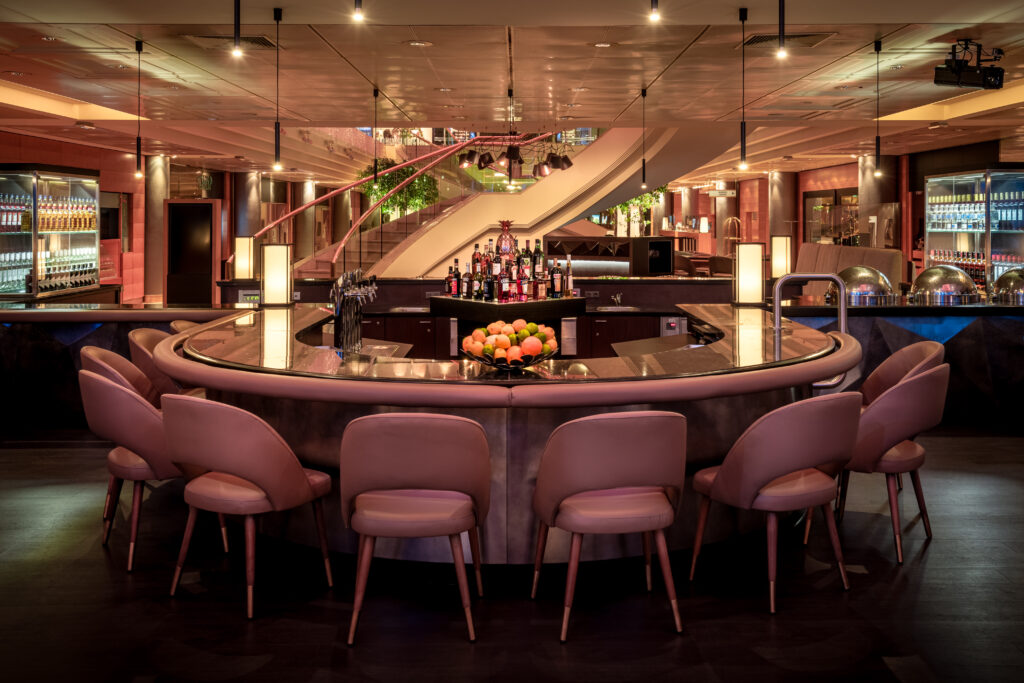 MH_VIEAT_Cascadebar_bynight_01